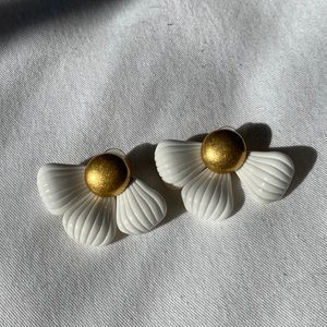 TUCKERNUCK Daisy petals earrings